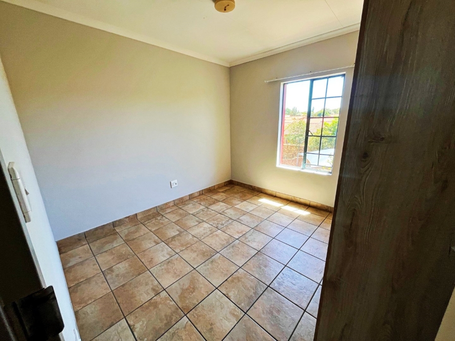 2 Bedroom Property for Sale in Rooihuiskraal North Gauteng