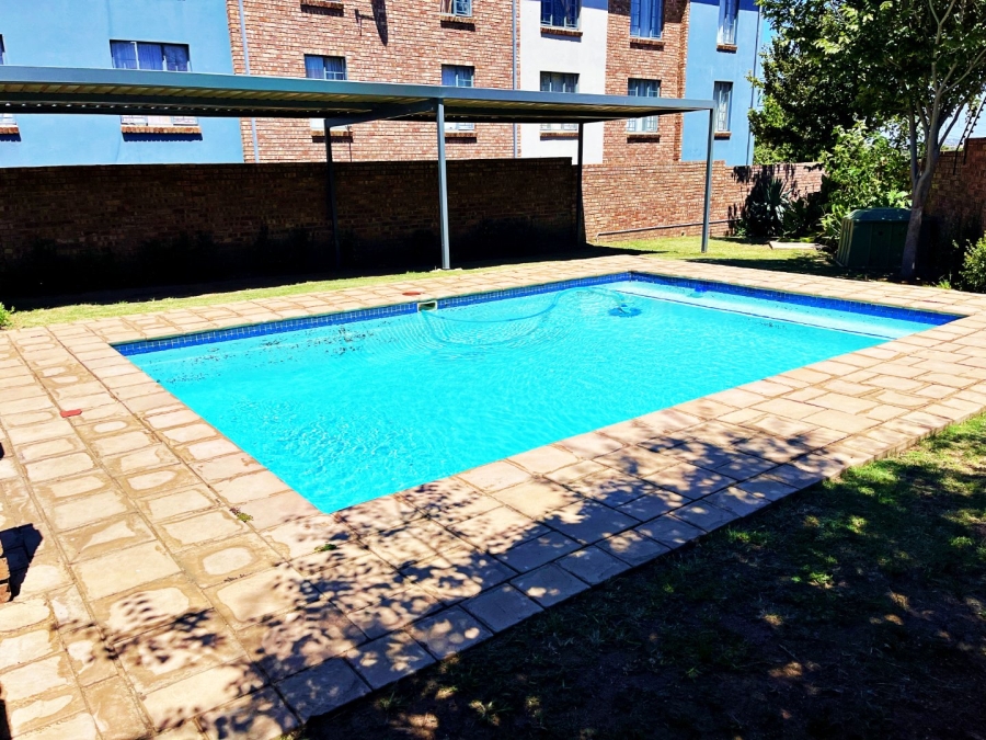 2 Bedroom Property for Sale in Rooihuiskraal North Gauteng