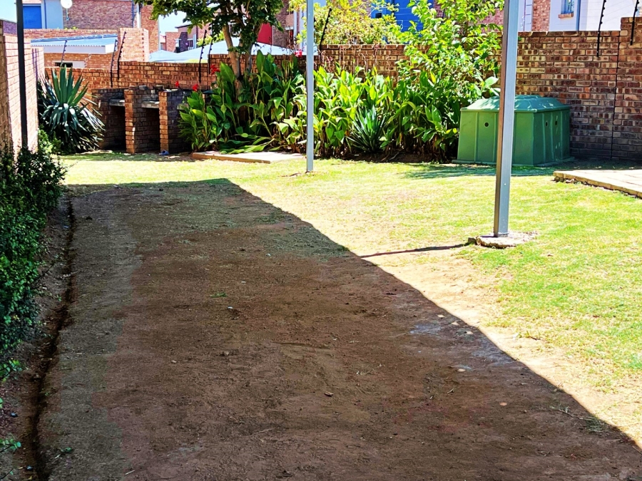 2 Bedroom Property for Sale in Rooihuiskraal North Gauteng