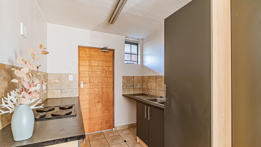 2 Bedroom Property for Sale in Rooihuiskraal North Gauteng