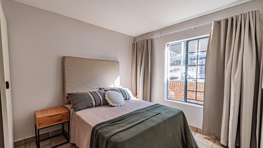 2 Bedroom Property for Sale in Rooihuiskraal North Gauteng