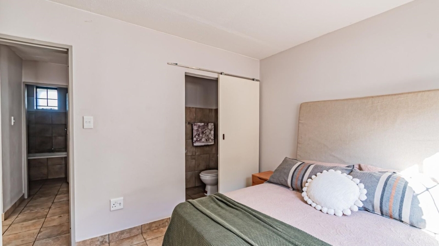 2 Bedroom Property for Sale in Rooihuiskraal North Gauteng