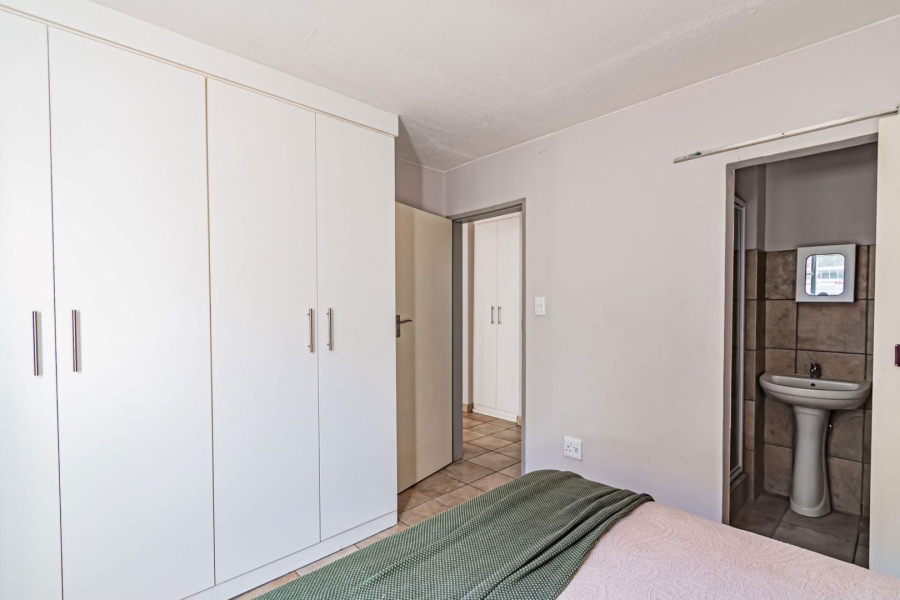 2 Bedroom Property for Sale in Rooihuiskraal North Gauteng