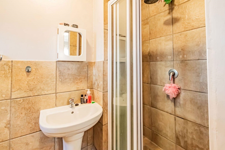 2 Bedroom Property for Sale in Rooihuiskraal North Gauteng