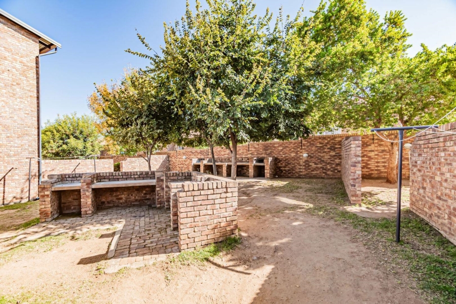 2 Bedroom Property for Sale in Rooihuiskraal North Gauteng