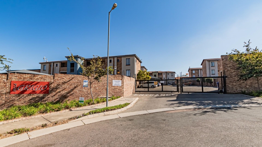 2 Bedroom Property for Sale in Rooihuiskraal North Gauteng