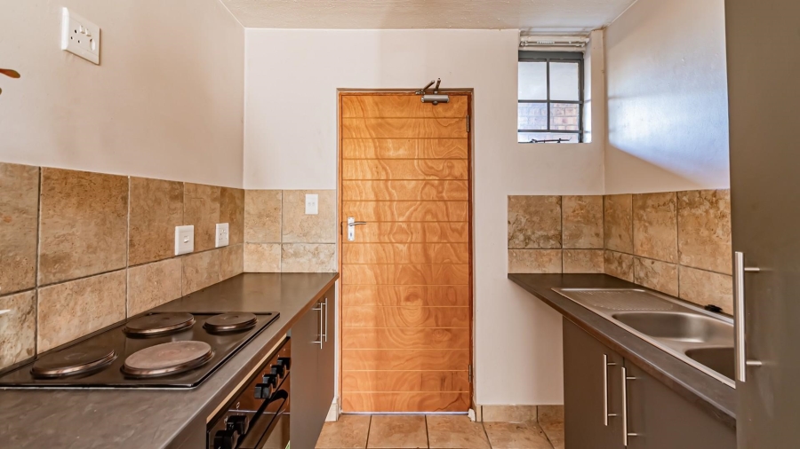 2 Bedroom Property for Sale in Rooihuiskraal North Gauteng