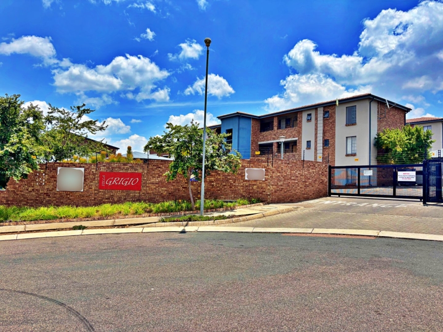 2 Bedroom Property for Sale in Rooihuiskraal North Gauteng