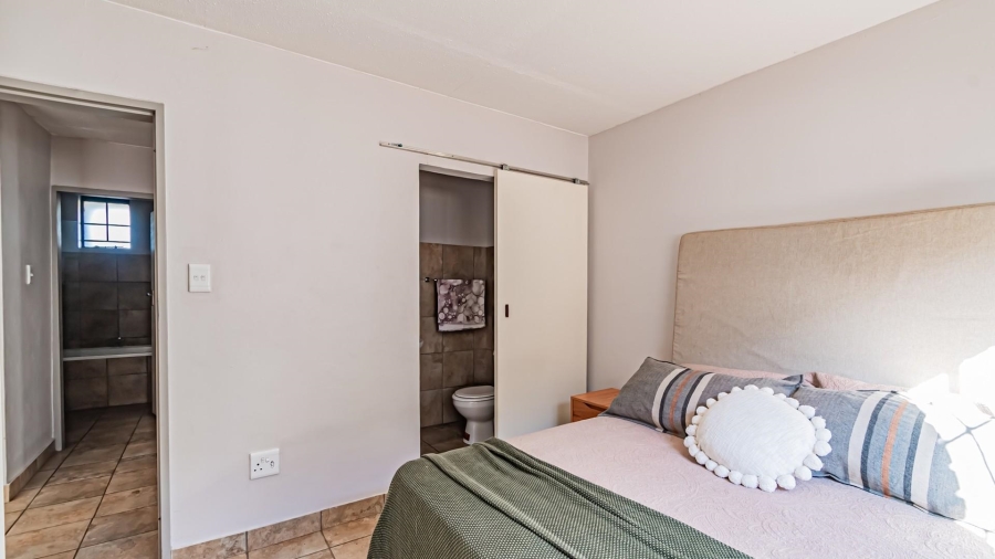 2 Bedroom Property for Sale in Rooihuiskraal North Gauteng