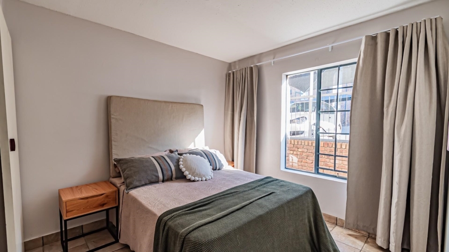 2 Bedroom Property for Sale in Rooihuiskraal North Gauteng