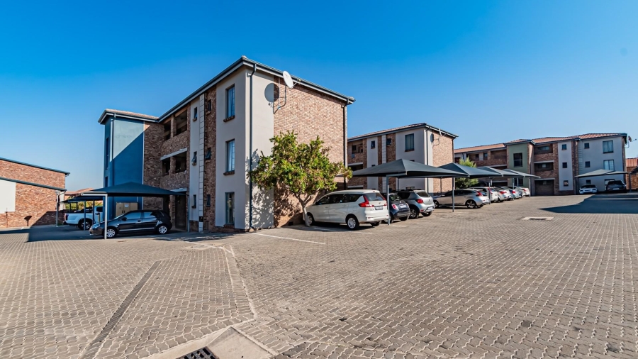 2 Bedroom Property for Sale in Rooihuiskraal North Gauteng
