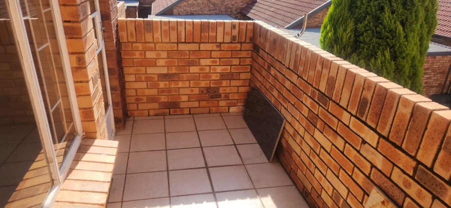  Bedroom Property for Sale in Die Hoewes Gauteng