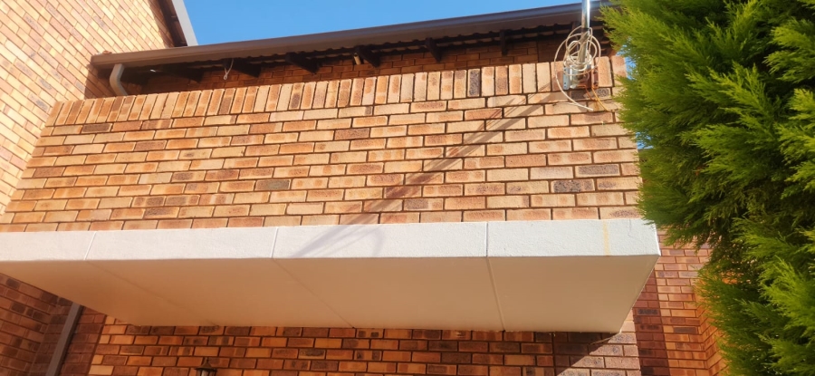  Bedroom Property for Sale in Die Hoewes Gauteng