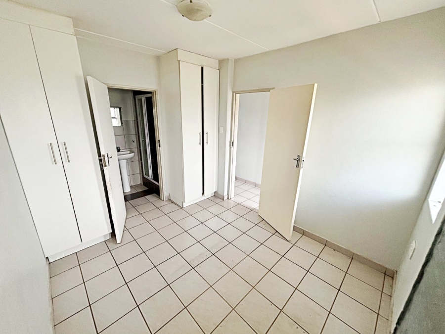 1 Bedroom Property for Sale in Die Hoewes Gauteng