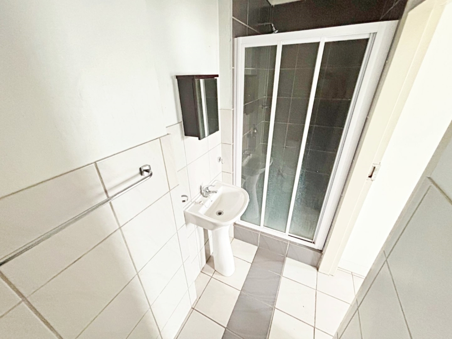 1 Bedroom Property for Sale in Die Hoewes Gauteng