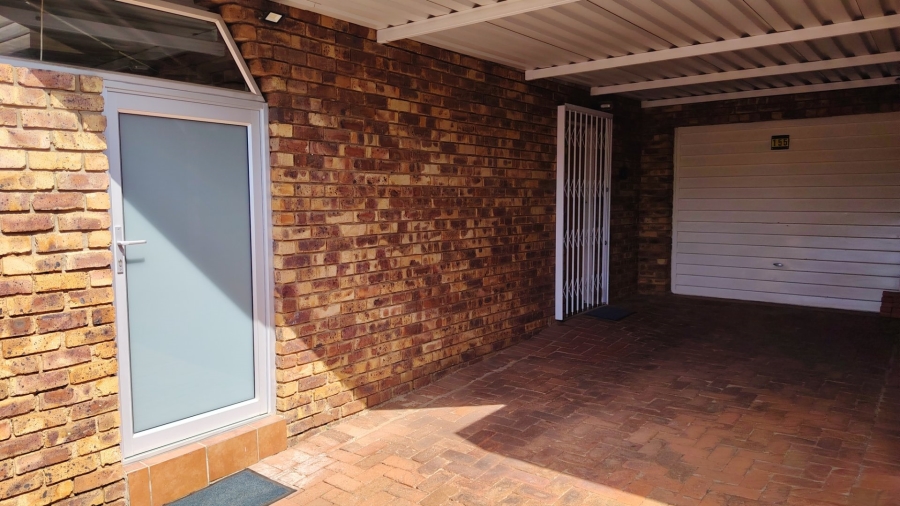 2 Bedroom Property for Sale in Die Hoewes Gauteng