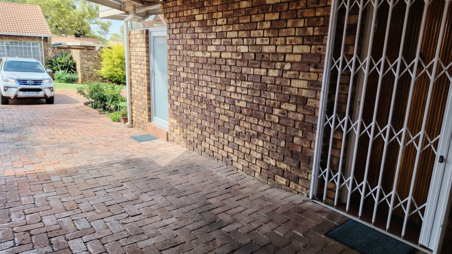 2 Bedroom Property for Sale in Die Hoewes Gauteng