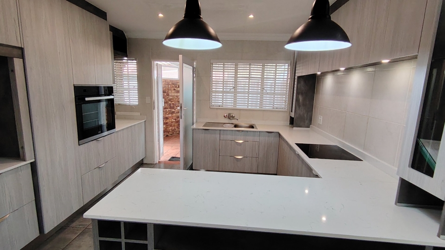 2 Bedroom Property for Sale in Die Hoewes Gauteng