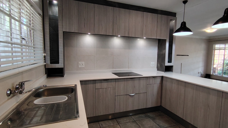 2 Bedroom Property for Sale in Die Hoewes Gauteng