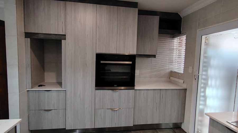 2 Bedroom Property for Sale in Die Hoewes Gauteng