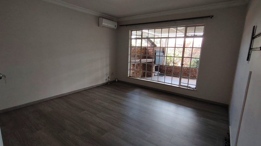 2 Bedroom Property for Sale in Die Hoewes Gauteng
