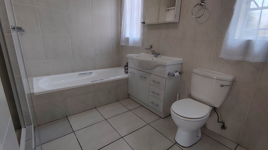 2 Bedroom Property for Sale in Die Hoewes Gauteng