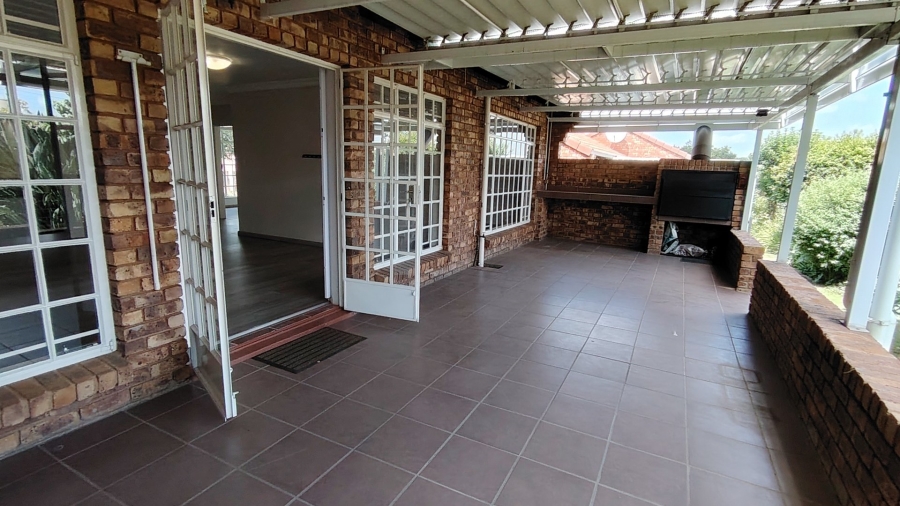 2 Bedroom Property for Sale in Die Hoewes Gauteng