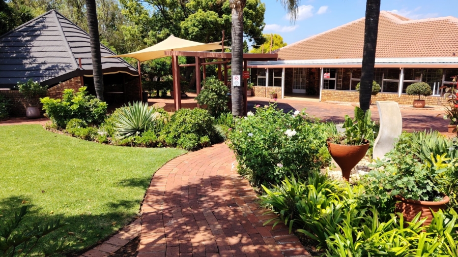 2 Bedroom Property for Sale in Die Hoewes Gauteng