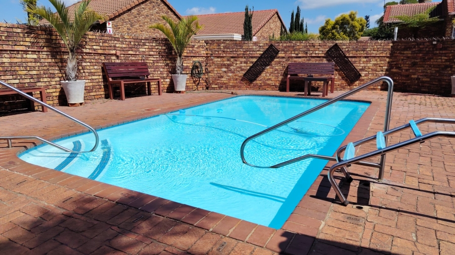 2 Bedroom Property for Sale in Die Hoewes Gauteng