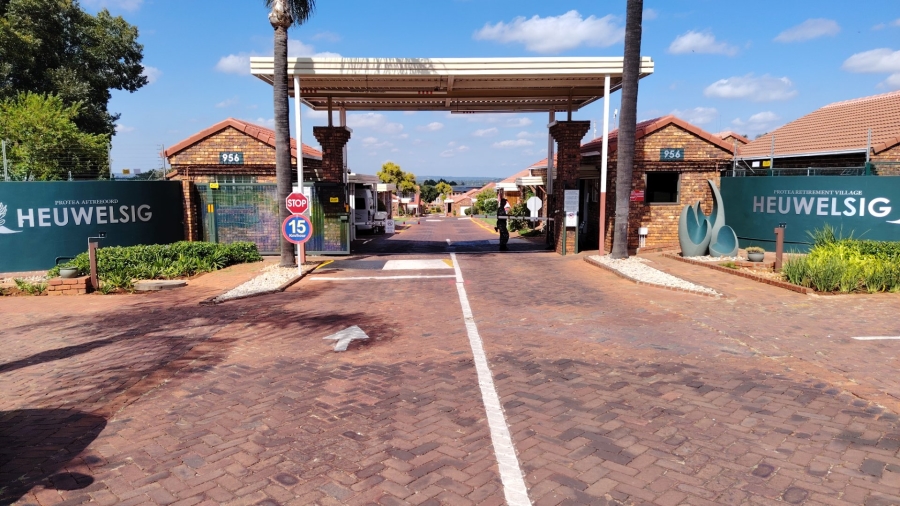 2 Bedroom Property for Sale in Die Hoewes Gauteng