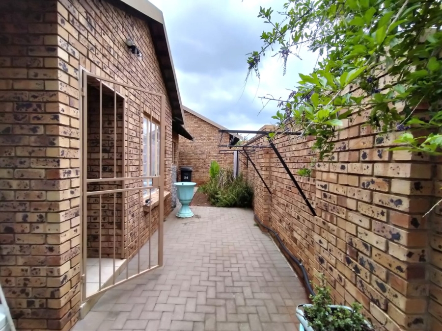2 Bedroom Property for Sale in Annlin Gauteng