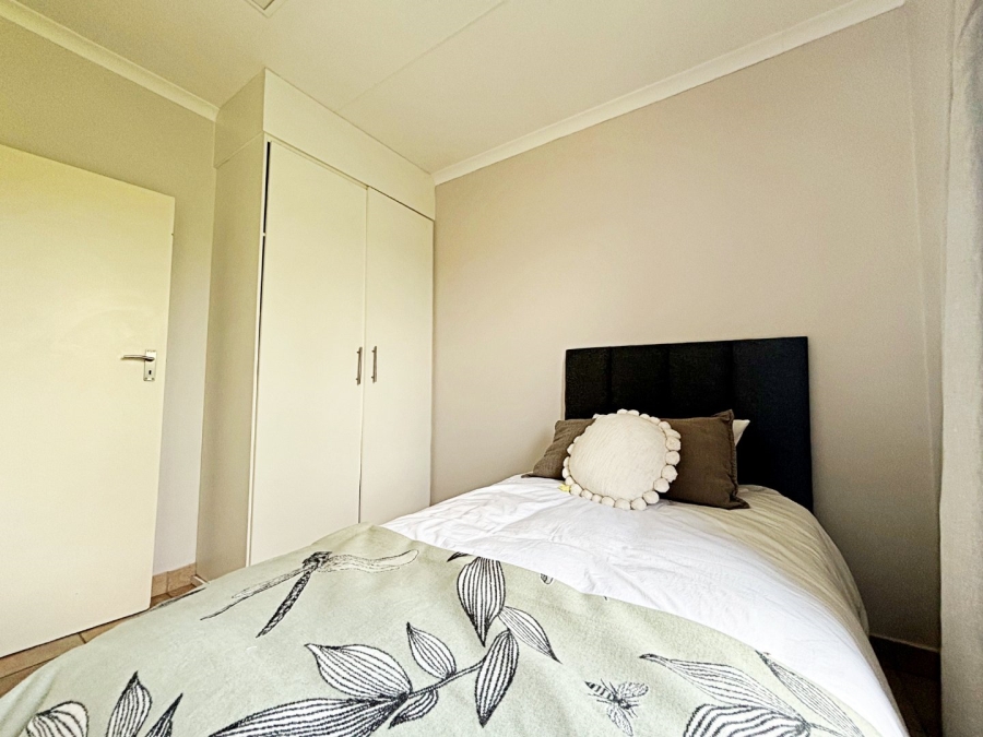 2 Bedroom Property for Sale in Rooihuiskraal North Gauteng