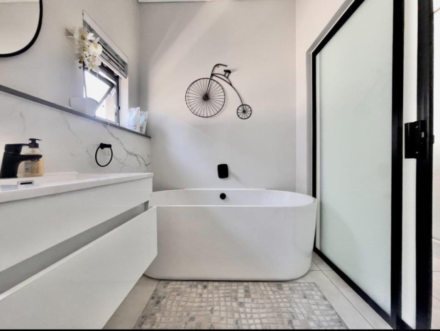 2 Bedroom Property for Sale in Waterfall Gauteng