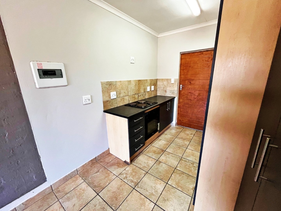 2 Bedroom Property for Sale in Rooihuiskraal North Gauteng