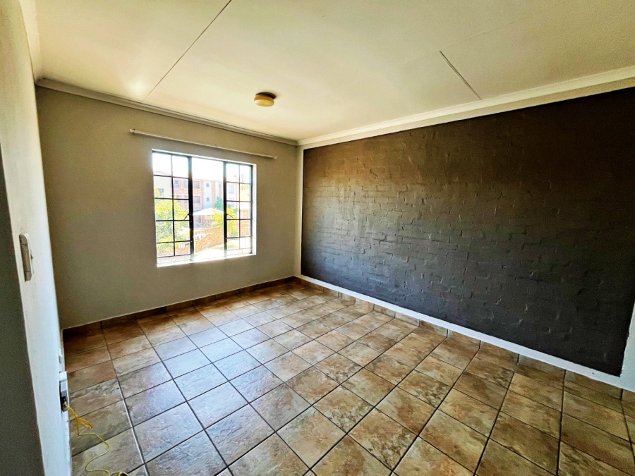 2 Bedroom Property for Sale in Rooihuiskraal North Gauteng