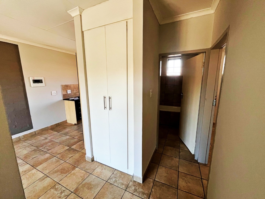 2 Bedroom Property for Sale in Rooihuiskraal North Gauteng