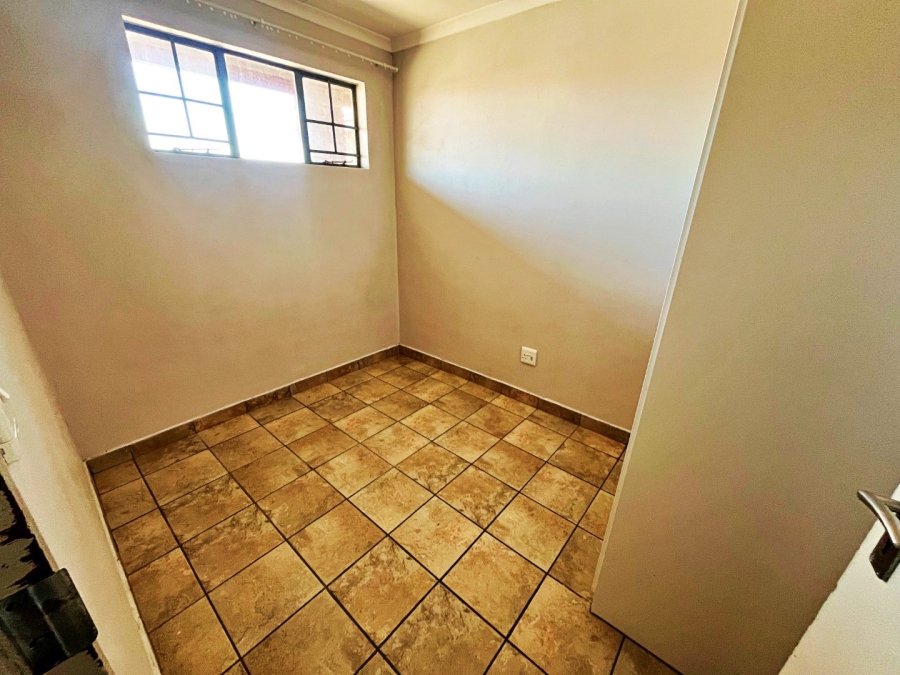 2 Bedroom Property for Sale in Rooihuiskraal North Gauteng