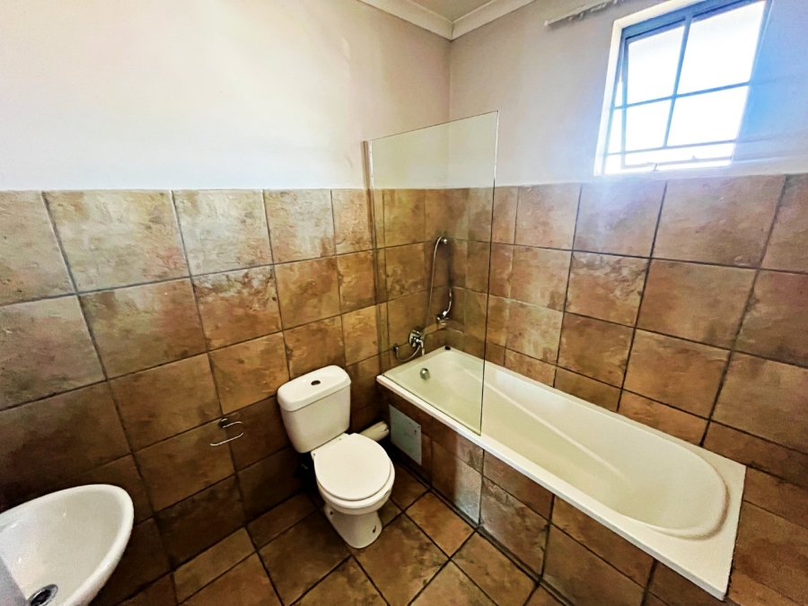 2 Bedroom Property for Sale in Rooihuiskraal North Gauteng