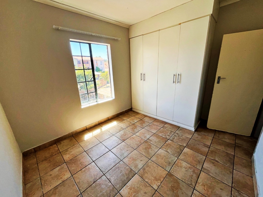 2 Bedroom Property for Sale in Rooihuiskraal North Gauteng