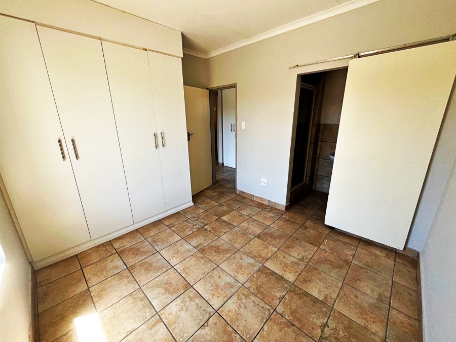 2 Bedroom Property for Sale in Rooihuiskraal North Gauteng