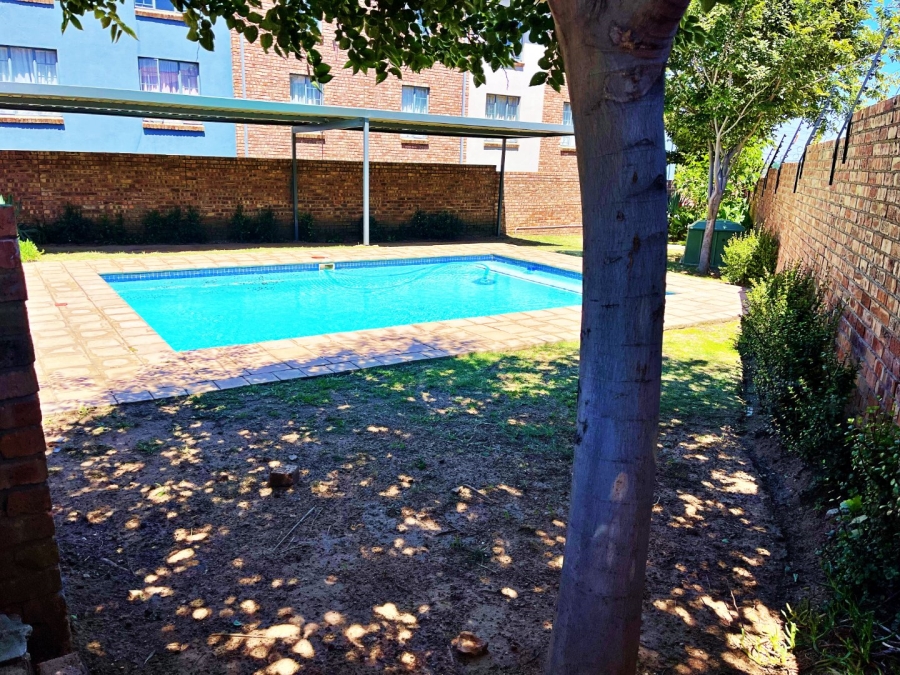 2 Bedroom Property for Sale in Rooihuiskraal North Gauteng