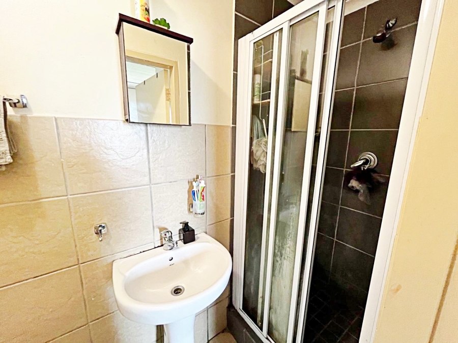1 Bedroom Property for Sale in Die Hoewes Gauteng