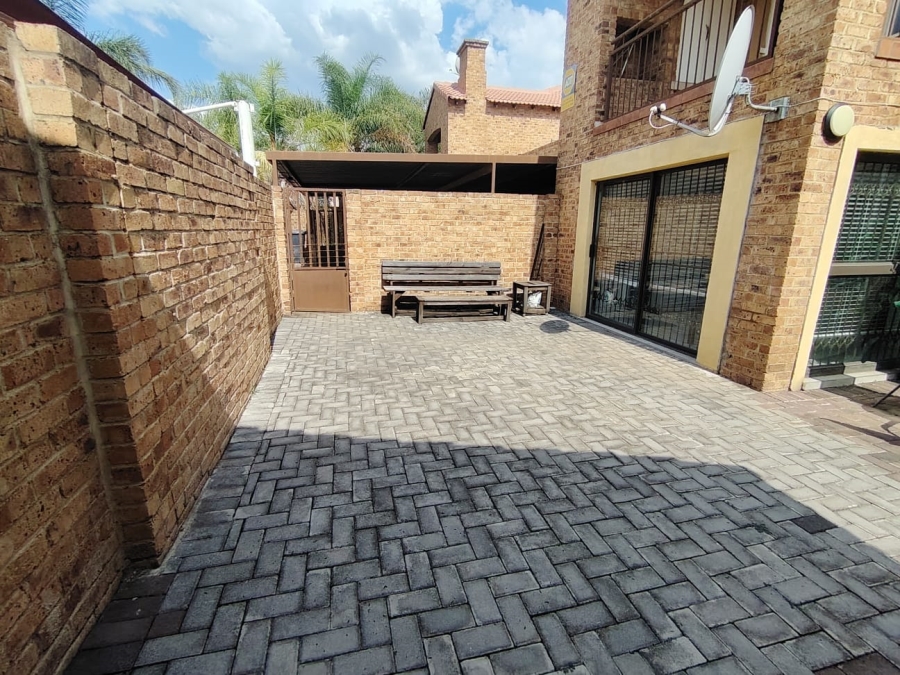 3 Bedroom Property for Sale in Monavoni Gauteng