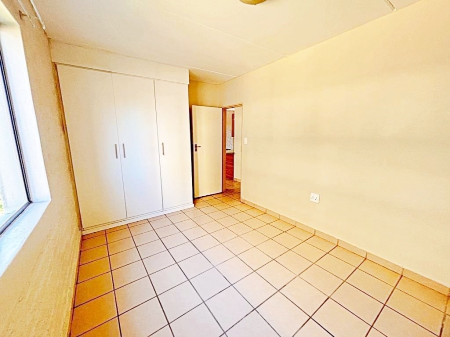 2 Bedroom Property for Sale in Die Hoewes Gauteng