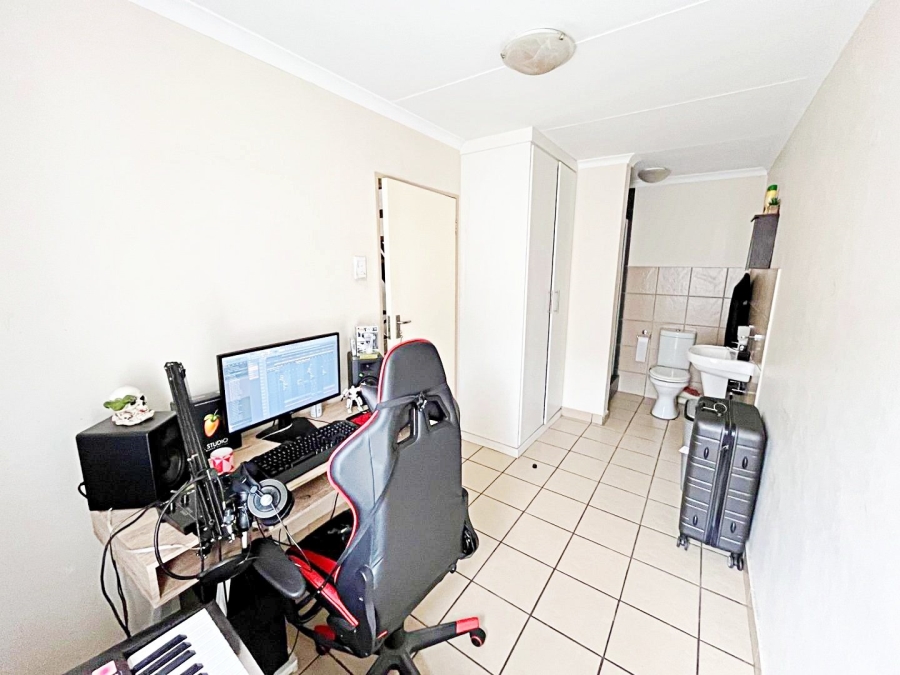 1 Bedroom Property for Sale in Die Hoewes Gauteng