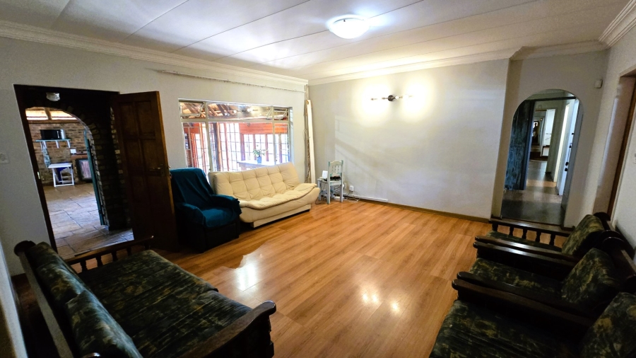5 Bedroom Property for Sale in Faerie Glen Gauteng