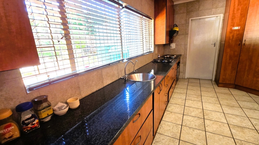 5 Bedroom Property for Sale in Faerie Glen Gauteng