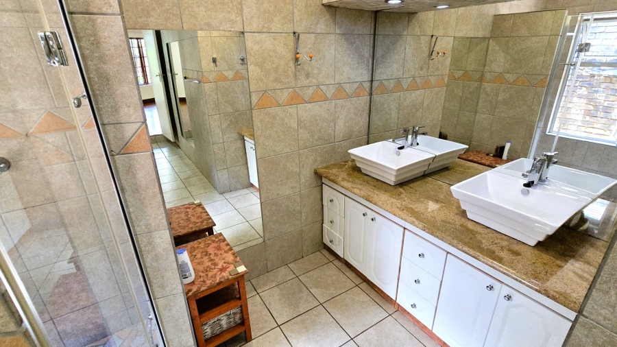 5 Bedroom Property for Sale in Faerie Glen Gauteng