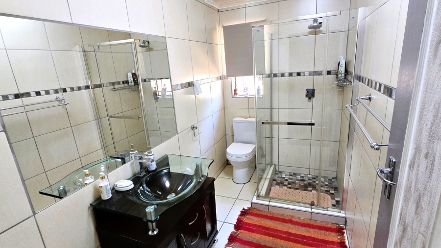 5 Bedroom Property for Sale in Faerie Glen Gauteng