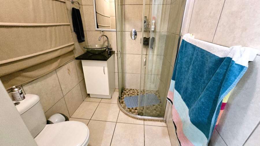 5 Bedroom Property for Sale in Faerie Glen Gauteng